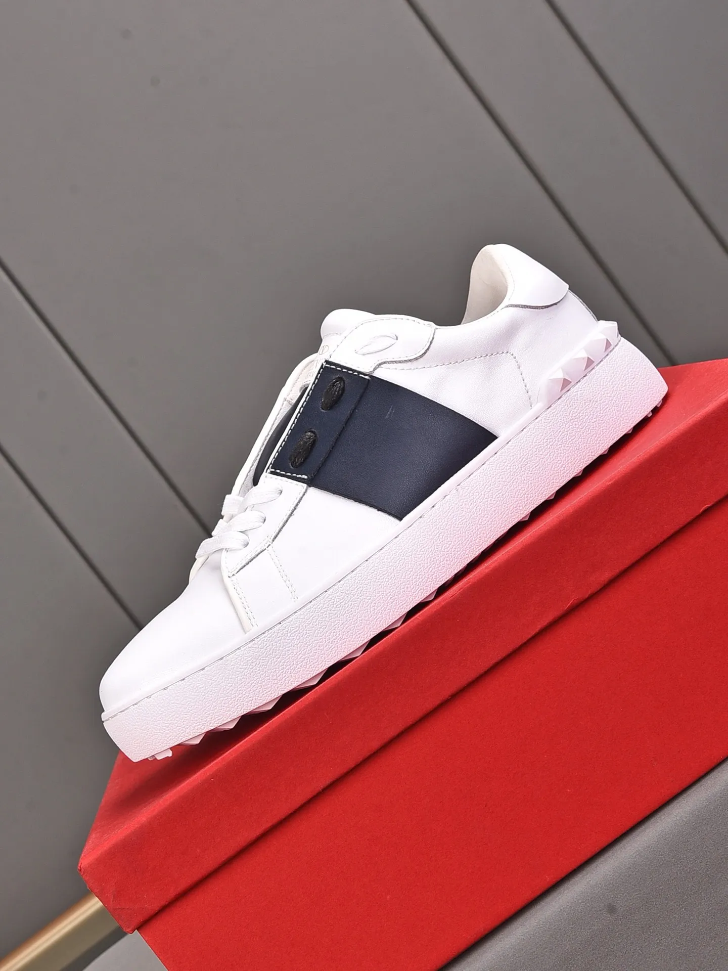 Men's shoes 440💰 (men and women couples) Valentino classic color matching series casual shoes. Made with heavy craftsmanship, good products pay attention to every detail. A must-have trendy item that can be worn all year round, it has been worn by many celebrities and Internet celebrities~~Imported cowhide surface, unique design concept, sheepskin lining, counter quality. Women’s clothing 35-40. Men’s clothing 39-44, 45-46 (returns and exchanges are not supported for custom-made items)